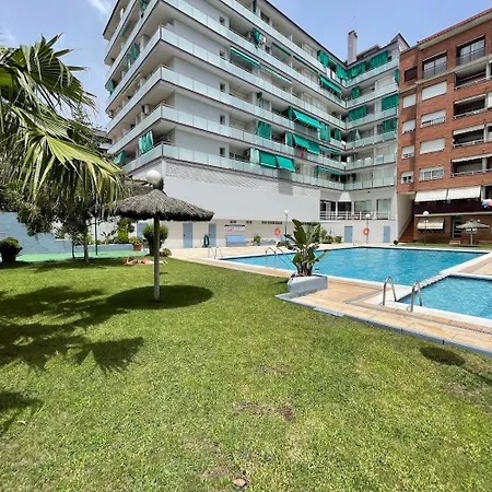 Piso Reformado Con Terraza, Piscina, 3 Minutos De Playa De Fenals *